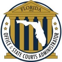 Logotipo circular con el contorno de Florida sobre un fondo de pilares azules y dorados, que recuerda la fachada de un palacio de justicia. En la parte superior figura "FLORIDA 1972" dentro de un frontón triangular. Rodeando el círculo, el texto reza "OFFICE OF STATE COURTS ADMINISTRATOR" con pequeñas estrellas a ambos lados. Ideal para documentos oficiales relacionados con cambios de nombre o casos de tutela.